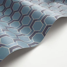 Kép 2/3 - Casadeco Sötétkék-arany geometriai mintás vlies tapéta Hamilton Bleu Paon 53 cm X 10 m