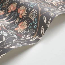 Kép 2/3 - Casadeco Klasszikus fekete vlies tapéta virágos ornamentikával Lords Noir Reglisse 53 cm X 10 m