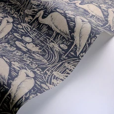 Kép 2/3 - Casadeco Vintage sötétkék vlies tapéta gém madarakkal Euphrate Encre/Naturel 53 cm X 10 m