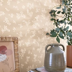Kép 3/3 - Caselio Romanitkus apró virágos bézs vinyl tapéta Callisto Sable 53 cm X 10 m