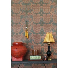 Kép 2/7 - Majvillan Art deco stílusú majom mintás sötétzöld-bézs vlies tapéta Hello Monkey Rosemary Green 53 cm X 10 m