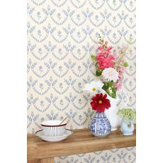 Kép 2/6 - Majvillan Skandináv stílusú virágmintás kék vlies tapéta Bellini Soft Blue 53 cm X 10 m