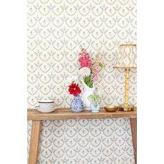 Kép 4/6 - Majvillan Skandináv stílusú virágmintás kék vlies tapéta Bellini Soft Blue 53 cm X 10 m