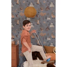 Kép 5/5 - Majvillan Erdei állatok a fák alatt kék vlies gyerek tapéta Deep Forest Midnight Blue 53 cm X 10 m