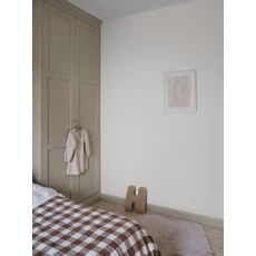 Kép 2/5 - Sandberg Klasszikus keskeny csíkos bézs vlies tapéta Estelle Sandstone 53 cm X 10 m