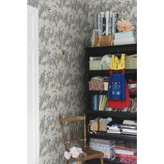 Kép 4/4 - Sandberg Százszorszép mintás modern bézs vlies tapéta Ragnvi Clay 53 cm X 10 m