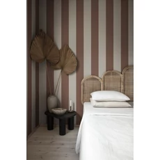 Kép 3/3 - Sandberg Elegáns csíkos bordó vlies tapéta Magnus Burgundy 53 cm X 10 m