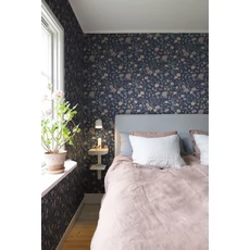 Kép 2/4 - Sandberg Vadvirágos skandináv sötétkék vlies tapéta Till Karin Midnight Blue 53 cm X 10 m