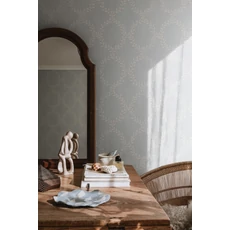 Kép 3/3 - Sandberg Babérkoszorú mintás klasszikus kék vlies tapéta Wilma Misty Blue 53 cm X 10 m