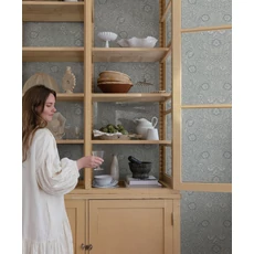 Kép 2/3 - Sandberg Botanikai mintás skandináv kék vlies tapéta Caroline Indigo Blue 53 cm X 10 m