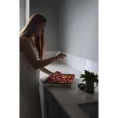 Kép 2/3 - Sandberg Apró virágos skandináv szürkés kék vlies tapéta Beata Graphite Misty Blue 53 cm X 10 m