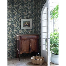 Kép 2/3 - Sandberg Klasszikus virágos kék vlies tapéta Daphne Midnight Blue 53 cm X 10 m