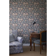 Kép 2/3 - Sandberg Reneszánsz virágos kék vlies tapéta Amelia Indigo Blue 53 cm X 10 m