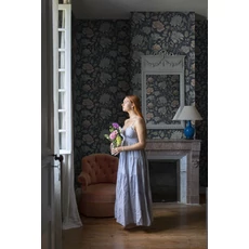 Kép 2/3 - Sandberg Elegáns virág mintás sötétkék vlies tapéta Annabelle Classic Blue 53 cm X 10 m