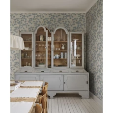 Kép 5/5 - Sandberg Fenyő mintás modern kék-bézs vlies tapéta Pine Misty Blue 53 cm X 10 m