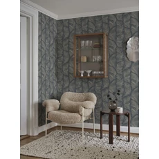 Kép 3/3 - Sandberg Elegáns tollas kék vlies tapéta Grace Midnight Blue 53 cm X 10 m