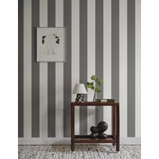 Kép 2/3 - Sandberg Elegáns csíkos szürke vlies tapéta Magnus Dark Gray 53 cm X 10 m