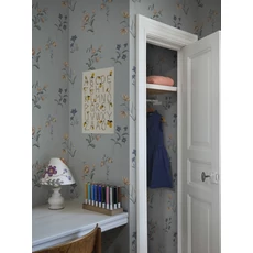 Kép 4/4 - Sandberg Virág mintás romantikus kék vlies tapéta Hanna Misty Blue 53 cm X 10 m