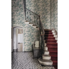 Kép 2/3 - Sandberg Egzotikus levélmintás kék vlies tapéta Tom Misty Blue 53 cm X 10 m