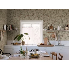 Kép 4/4 - Sandberg Romantikus futórózsa mintás bordó vlies tapéta Solliden Burgundy 53 cm X 10 m