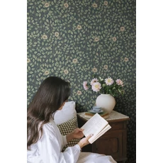 Kép 2/3 - Sandberg Romantikus futórózsa mintás sötétkék vlies tapéta Solliden Midnight Blue 53 cm X 10 m