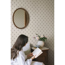 Kép 2/3 - Sandberg Apró virágos skandináv bordó vlies tapéta Siv Burgundy 53 cm X 10 m