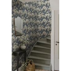 Kép 3/3 - Sandberg Százszorszép mintás modern kék vlies tapéta Ragnvi Midnight Blue 53 cm X 10 m