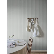Kép 3/3 - Sandberg Klasszikus keskeny csíkos kék vlies tapéta Estelle Light Blue 53 cm X 10 m