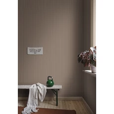 Kép 3/3 - Sandberg Klasszikus keskeny csíkos bordó vlies tapéta Estelle Burgundy 53 cm X 10 m