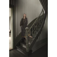 Kép 2/3 - Sandberg Elegáns csíkos zöld vlies tapéta Sam Forest Green 53 cm X 10 m