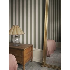 Kép 3/3 - Sandberg Elegáns csíkos zöld vlies tapéta Sam Forest Green 53 cm X 10 m