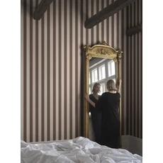 Kép 2/3 - Sandberg Elegáns csíkos bordó vlies tapéta Sam Burgundy 53 cm X 10 m