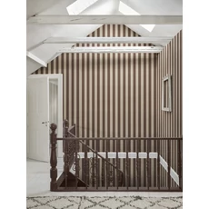 Kép 3/3 - Sandberg Elegáns csíkos bordó vlies tapéta Sam Burgundy 53 cm X 10 m