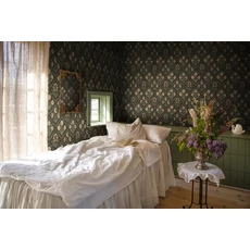 Kép 2/3 - Sandberg Skandináv botanikai mintás fekete vlies tapéta Rosa Charcoal 50 cm X 10 m