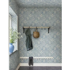 Kép 2/3 - Sandberg Skandináv botanikai mintás kék vlies tapéta Rosa Blue 50 cm X 10 m