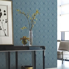 Kép 4/8 - York Elegáns geometrikus kék-ezüst vlies tapéta Harlowe Blue/Silver 52,83 cm X 10 m