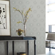 Kép 3/5 - York Elegáns geometrikus szürke-ezüst vlies tapéta Harlowe Light Grey/Silver 52,83 cm X 10 m