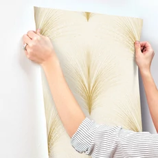 Kép 11/11 - York Metál fényes modern bézs vlies tapéta Papyrus Plume Beige 68,58 cm X 8,22 m