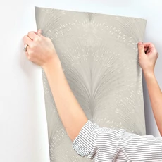 Kép 4/11 - York Metál fényes modern szürke vlies tapéta Papyrus Plume Gray 68,58 cm X 8,22 m