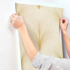Kép 3/11 - York Metál fényes modern krém-arany vlies tapéta Papyrus Plume Ivory 68,58 cm X 8,22 m