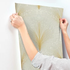 Kép 2/11 - York Metál fényes modern zöld vlies tapéta Papyrus Plume Sage 68,58 cm X 8,22 m