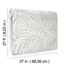 Kép 7/8 - York Absztrakt levélmintás szürke-fehér vlies tapéta Fern Fronds Grey/White 68,58 cm X 8,22 m