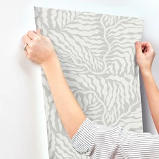 Kép 8/8 - York Absztrakt levélmintás szürke-fehér vlies tapéta Fern Fronds Grey/White 68,58 cm X 8,22 m