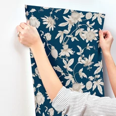 Kép 6/6 - York Egzotikus viráginda sötétkék vlies tapéta Passion Flower Toile Navy 68,58 cm X 8,22 m
