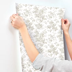 Kép 6/6 - York Romantikus virágmintás barna-fehér vlies tapéta Anemone Toile Taupe 52 cm X 10 m