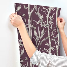 Kép 6/6 - York Bambuszerdőt ábrázoló bordó vlies tapéta Bambou Toile Burgundy 68,58 cm X 8,22 m