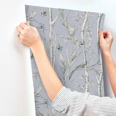 Kép 6/6 - York Bambuszerdőt ábrázoló kék vlies tapéta Bambou Toile Sky 68,58 cm X 8,22 m