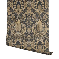 Kép 4/7 - York Ananászos damaszk mintás fekete-arany vlies tapéta Pineapple Damask Black/Gold 68,58 cm X 8,22 m