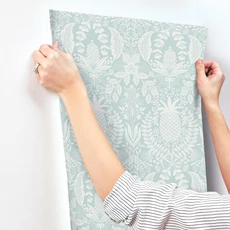 Kép 7/7 - York Ananászos damaszk mintás világoskék vlies tapéta Pineapple Damask Light Blue 68,58 cm X 8,22 m