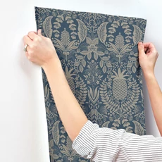 Kép 7/7 - York Ananászos damaszk mintás sötétkék vlies tapéta Pineapple Damask Navy 68,58 cm X 8,22 m